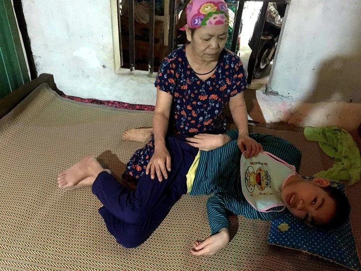 Chàng trai tật nguyền sống lay lắt cùng ông bà nội bệnh tật - Ảnh 3. Chàng trai tật nguyền sống lay lắt cùng ông bà nội bệnh tật - Ảnh 3.