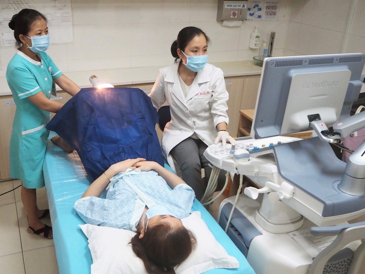 Bệnh viện Mỹ Đức ứng dụng kỹ thuật HyFoSy điều trị bệnh nhân hiếm muộn - Ảnh 2.
