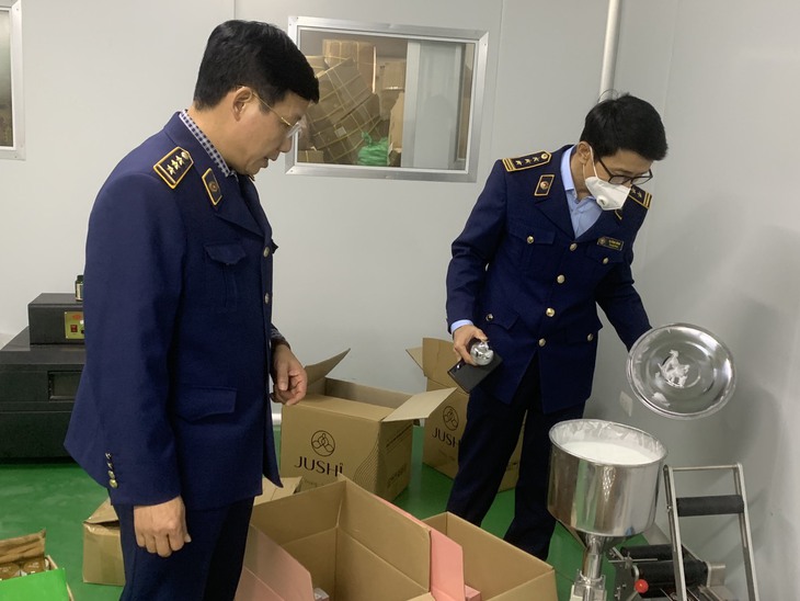 Phát hiện cơ sở có cả máy trộn nguyên liệu
