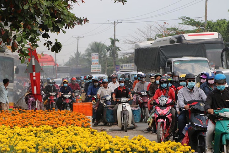 Về quê đón Tết: Bộ Y tế chấn chỉnh, nhiều địa phương vẫn 'ngó lơ' - Ảnh 1.