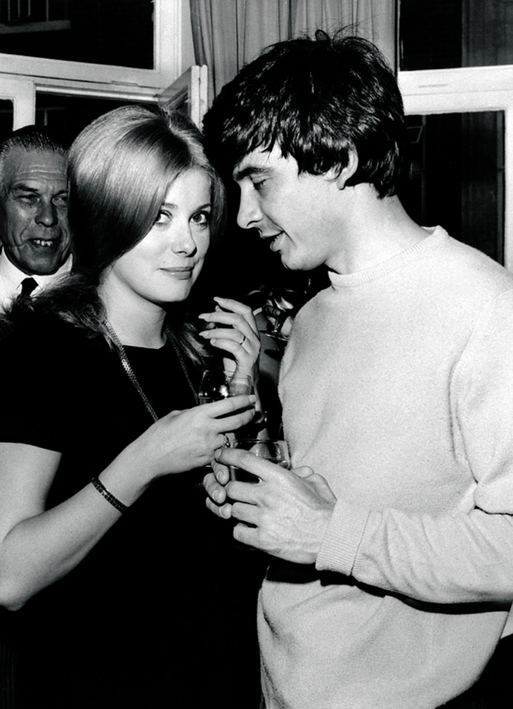 Góc khuất showbiz: Catherine Deneuve, 2 phu quân và 1 người tình của huyền thoại màn bạc Pháp - Ảnh 3.