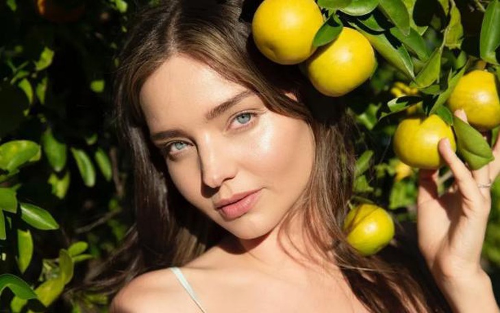 Miranda Kerr tôn thờ dòng mỹ phẩm chữa lành