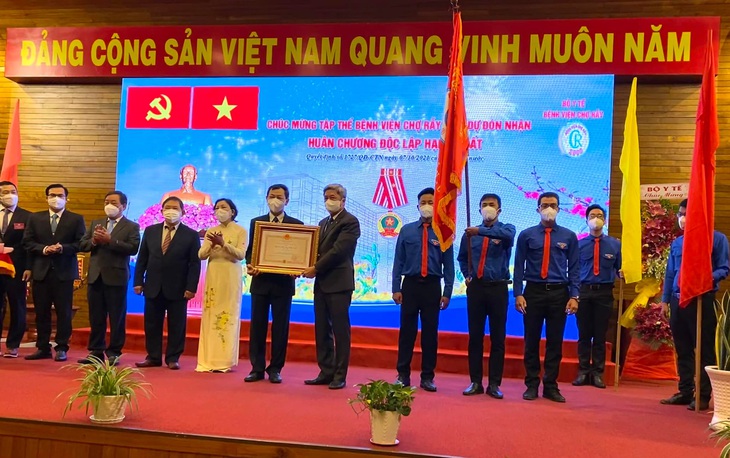 Bệnh viện Chợ Rẫy đón nhận Huân chương Độc lập hạng Nhất - Ảnh 1. Bệnh viện Chợ Rẫy đón nhận Huân chương Độc lập hạng Nhất - Ảnh 1.