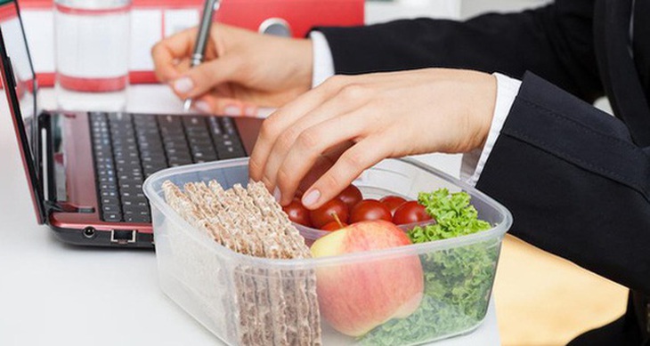 Để không bị thừa cân, béo phì khi làm việc, học online ở nhà thời COVID-19 - Ảnh 2.