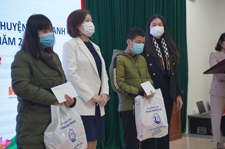 Hà Nội – Hàng trăm suất quà tặng trẻ em nghèo đón Tết Nhâm Dần - Ảnh 2. Hà Nội – Hàng trăm suất quà tặng trẻ em nghèo đón Tết Nhâm Dần - Ảnh 2.