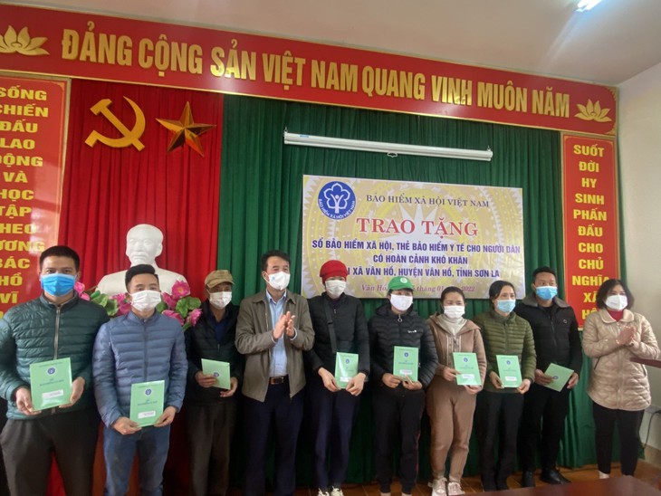 BHXH Việt Nam tặng thẻ BHYT, sổ BHXH, trao quà Tết cho người nghèo tại Sơn La - Ảnh 1. BHXH Việt Nam tặng thẻ BHYT, sổ BHXH, trao quà Tết cho người nghèo tại Sơn La - Ảnh 1.