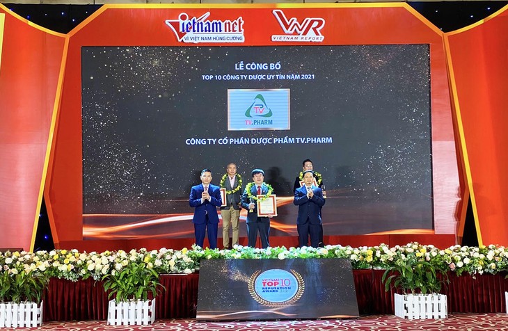 Công ty Dược phẩm TV. Pharm đón nhận  Cup vinh danh "Top 10 Công ty Dược Việt Nam uy tín năm 2021" - Ảnh 1.