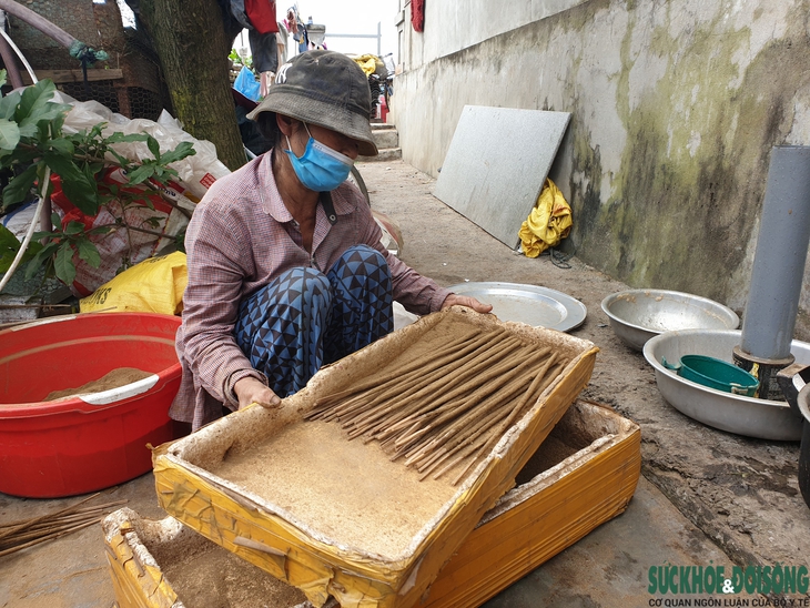 Chùm ảnh: Cả làng ngát hương trầm khi người dân hối hả vào vụ Tết - Ảnh 3.