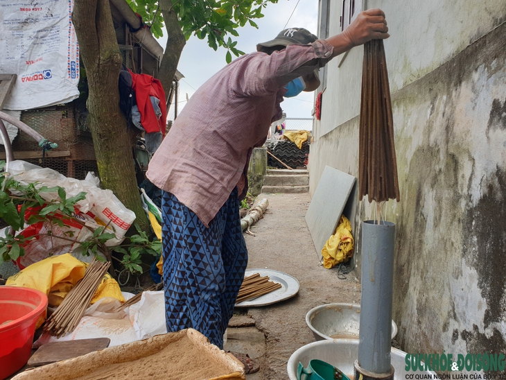 Chùm ảnh: Cả làng ngát hương trầm khi người dân hối hả vào vụ Tết - Ảnh 7.