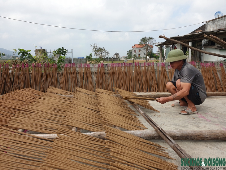Chùm ảnh: Cả làng ngát hương trầm khi người dân hối hả vào vụ Tết - Ảnh 10.