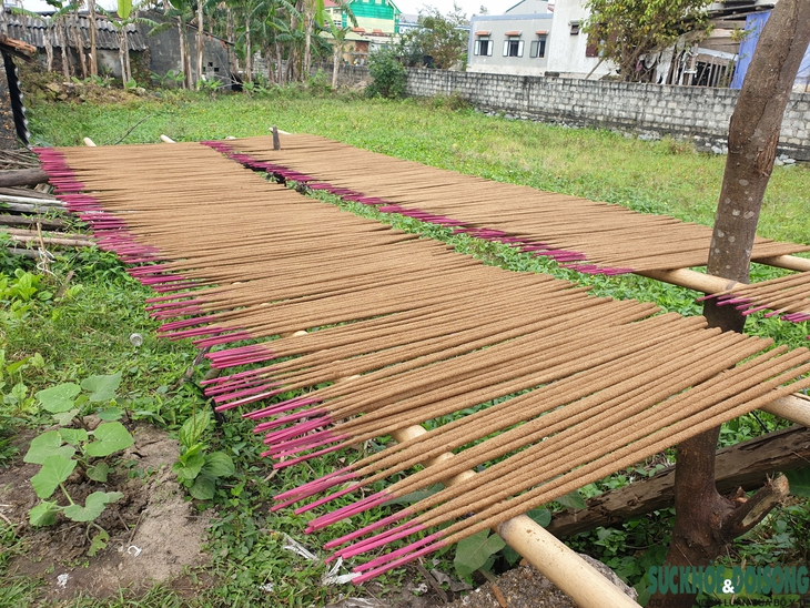 Chùm ảnh: Cả làng ngát hương trầm khi người dân hối hả vào vụ Tết - Ảnh 9.