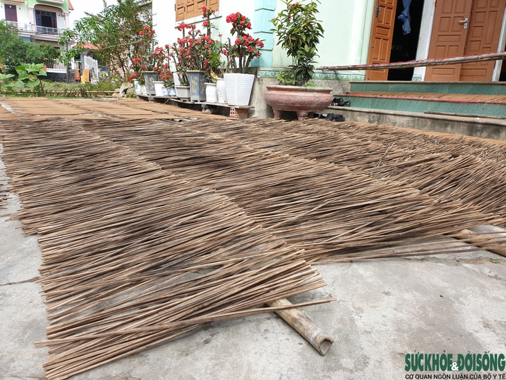 Chùm ảnh: Cả làng ngát hương trầm khi người dân hối hả vào vụ Tết - Ảnh 6.