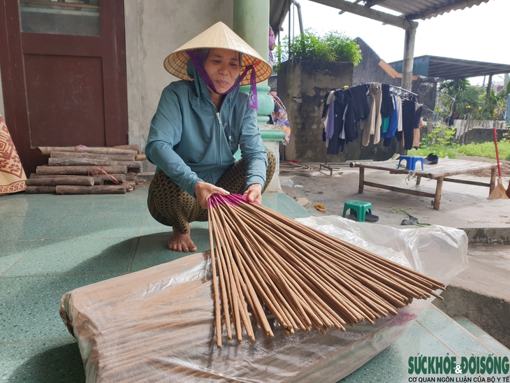 Chùm ảnh: Cả làng ngát hương trầm khi người dân hối hả vào vụ Tết - Ảnh 11.