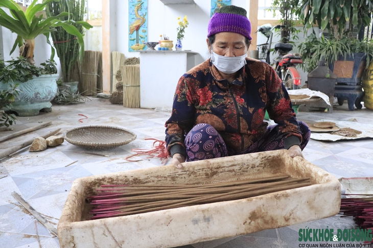 Chùm ảnh: Cả làng ngát hương trầm khi người dân hối hả vào vụ Tết - Ảnh 1.