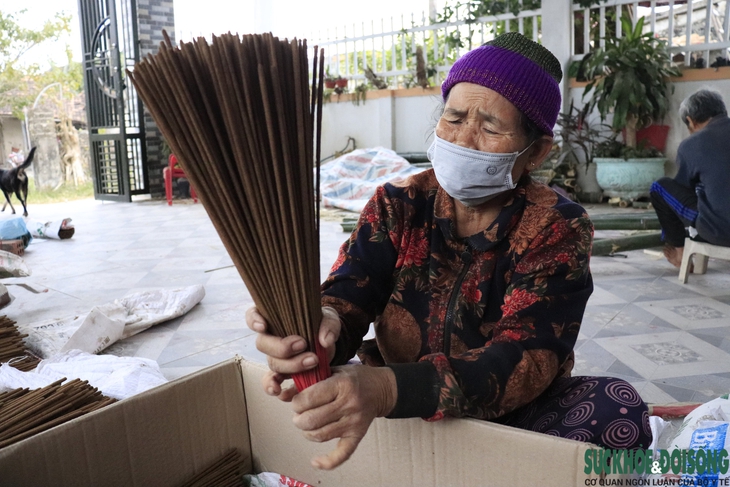 Chùm ảnh: Cả làng ngát hương trầm khi người dân hối hả vào vụ Tết - Ảnh 12.