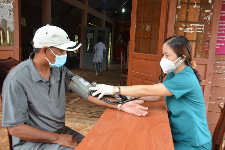 Tây Nguyên: Nâng cao ý thức phòng dịch COVID-19 ngày áp Tết - Ảnh 4. Tây Nguyên: Nâng cao ý thức phòng dịch COVID-19 ngày áp Tết - Ảnh 4.