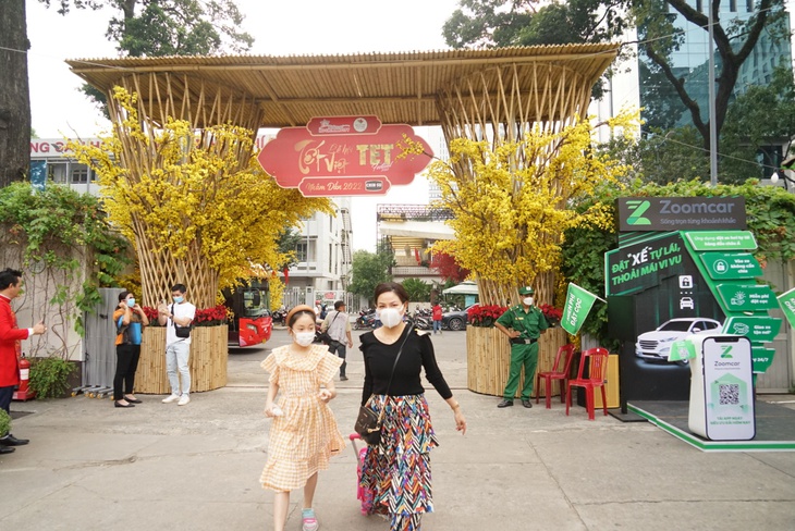 Người dân Sài Gòn nô nức "check-in", chụp ảnh áo dài ở vườn mai vàng, Phố ông đồ - Ảnh 1.