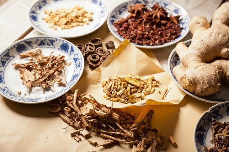 Chữa thoát vị đĩa đệm bằng Đông y có tốt không? Dùng bài thuốc nào? - Ảnh 2.