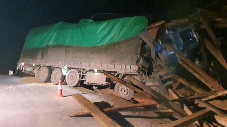 Xe chở gỗ đâm vào vách núi khiến 3 người thương vong - Ảnh 1.