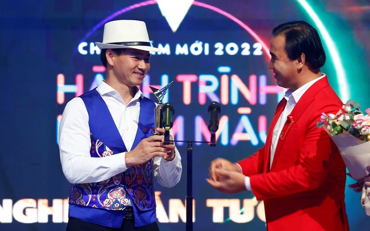 ‘Nam Tào’ Xuân Bắc được vinh danh Nghệ sĩ ấn tượng 2021