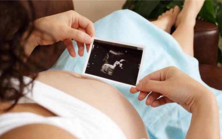 Thiểu ối là hiện tượng lượng nước ối ít hơn mức sinh lý bình thường, khi chỉ số ối AFI nhỏ hơn 5cm và màng ối còn nguyên vẹn. Thiểu ối là hiện tượng lượng nước ối ít hơn mức sinh lý bình thường, khi chỉ số ối AFI nhỏ hơn 5cm và màng ối còn nguyên vẹn.