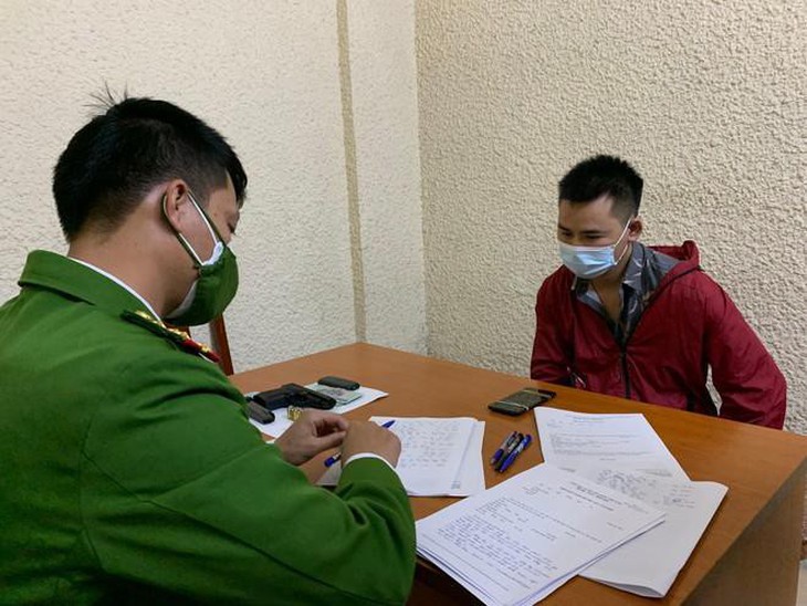 Cơ quan công an lấy lời khai đối tượng tội phạm gây ra vụ cướp tài sản manh động xảy ra tại huyện Thạch Thất, Hà Nội.