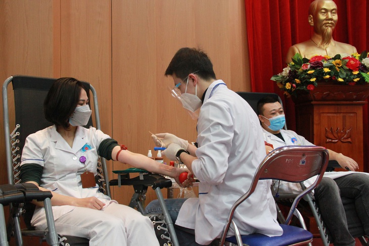 150 thầy thuốc hiến máu cứu người ngày giáp Tết - Ảnh 3.