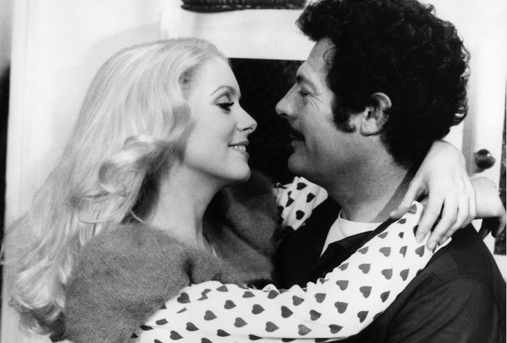 Góc khuất showbiz: Catherine Deneuve, 2 phu quân và 1 người tình của huyền thoại màn bạc Pháp - Ảnh 4.