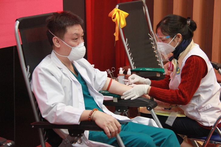 150 thầy thuốc hiến máu cứu người ngày giáp Tết - Ảnh 2.