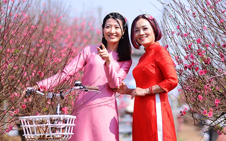 Cô gái Hà thành xúng xính áo dài "đọ sắc" bên đào Nhật Tân