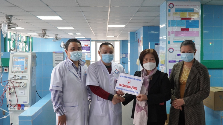 Bệnh nhân chạy thận rưng rưng nhận quà Tết sớm - Ảnh 2.