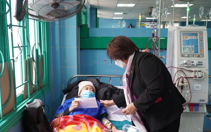 Bệnh nhân chạy thận rưng rưng nhận quà Tết sớm