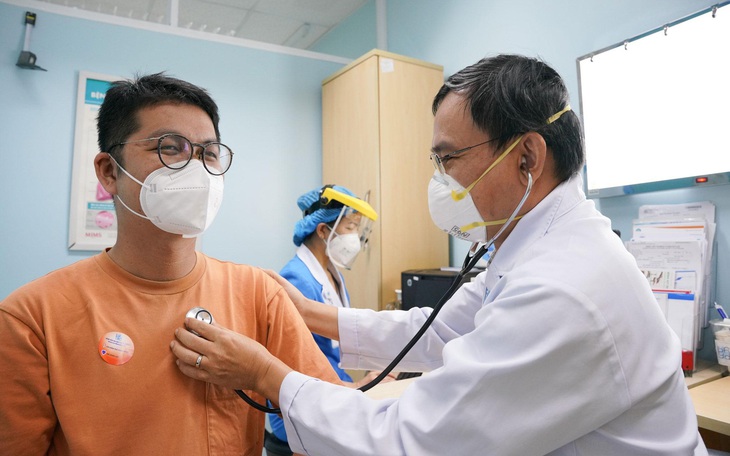 Vì sao đang dương tính thì "khoẻ re", khỏi bệnh rồi người trẻ vẫn dính di chứng hậu COVID-19?