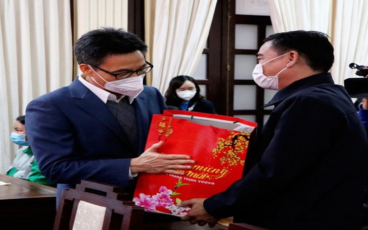 Phó Thủ tướng Vũ Đức Đam thăm, tặng quà cho người lao động tại Thừa Thiên Huế - Ảnh 2.
