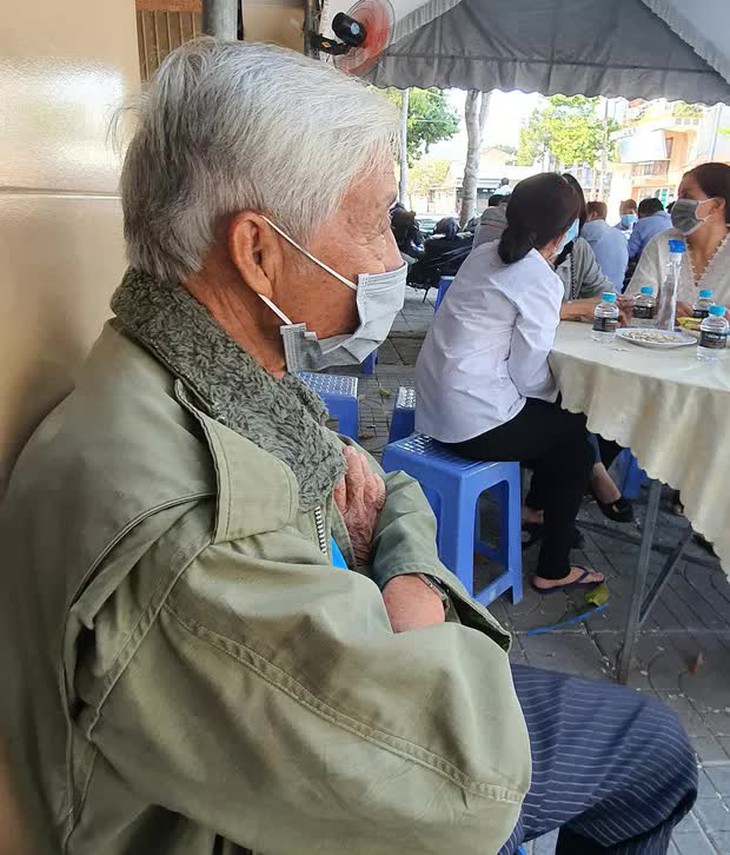 Vụ con gái đầu độc cha rồi đắp xi măng phi tang: Người thân, hàng xóm sốc vì người cha rất thương con - Ảnh 2.