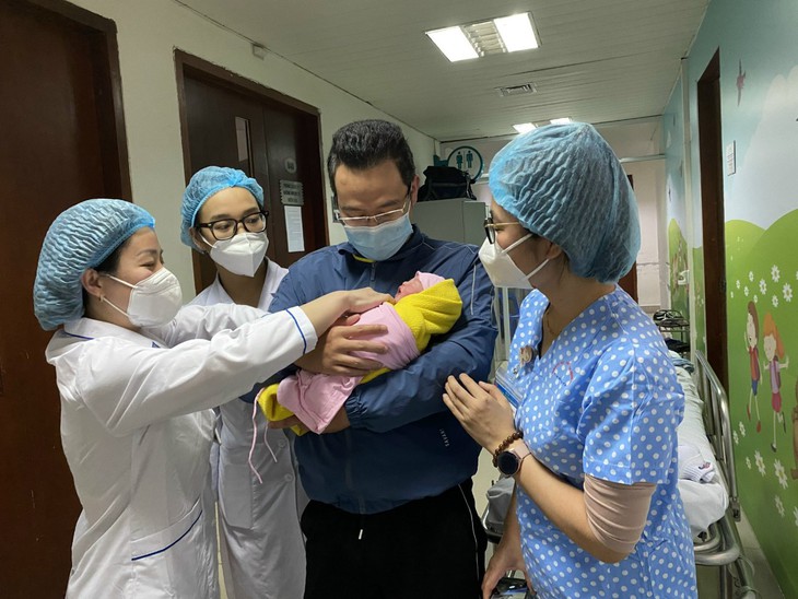 Cứu sống mẹ con sản phụ mắc bệnh trọng, cứ truyền máu lại rét run, đau xương - Ảnh 2. Cứu sống mẹ con sản phụ mắc bệnh trọng, cứ truyền máu lại rét run, đau xương - Ảnh 2.