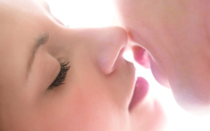 Bộ ba 'hormone hạnh phúc' từ những nụ hôn kích thích 'chuyện ấy', vì sao?