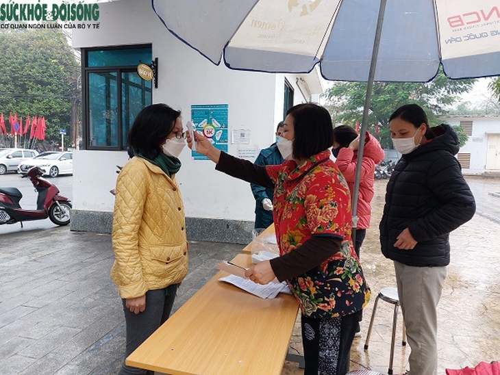 Nhiều phường trên địa bàn TP Hà Nội đẩy nhanh tốc độ tiêm mũi 3 để người dân an toàn đón Tết - Ảnh 3.