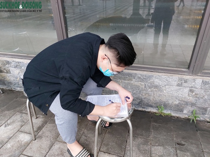 Nhiều phường trên địa bàn TP Hà Nội đẩy nhanh tốc độ tiêm mũi 3 để người dân an toàn đón Tết - Ảnh 5.
