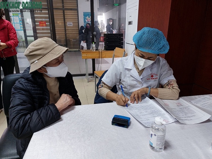 Nhiều phường trên địa bàn TP Hà Nội đẩy nhanh tốc độ tiêm mũi 3 để người dân an toàn đón Tết - Ảnh 6.