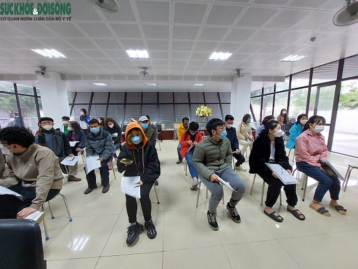 Nhiều phường trên địa bàn TP Hà Nội đẩy nhanh tốc độ tiêm mũi 3 để người dân an toàn đón Tết - Ảnh 9.