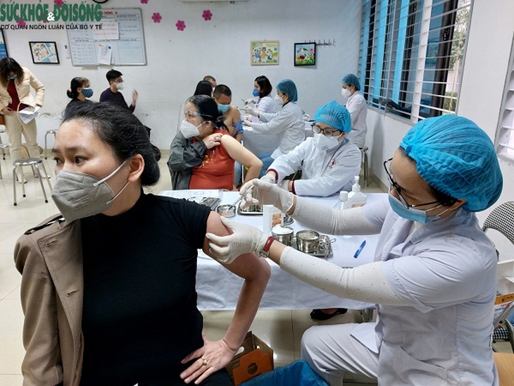 Nhiều phường trên địa bàn TP Hà Nội đẩy nhanh tốc độ tiêm mũi 3 để người dân an toàn đón Tết - Ảnh 11.