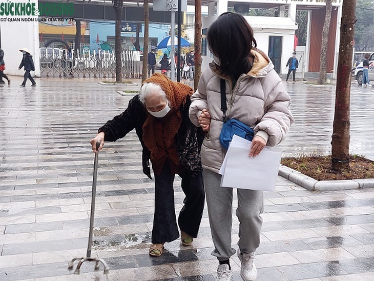 Nhiều phường trên địa bàn TP Hà Nội đẩy nhanh tốc độ tiêm mũi 3 để người dân an toàn đón Tết - Ảnh 2.