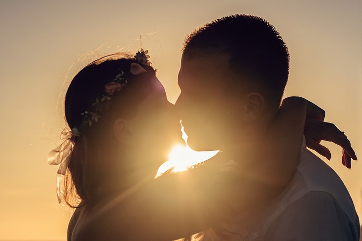 Vì sao khi hôn lại muốn "yêu"? - Ảnh 2.