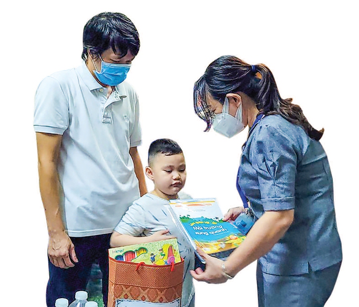 Anh Nguyễn Xuân Hải và bé Tùng nhận món quà từ chính quyền địa phương. Anh Nguyễn Xuân Hải và bé Tùng nhận món quà từ chính quyền địa phương.