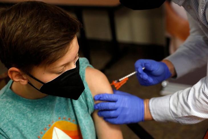 Trẻ em ít có nguy cơ nhiễm COVID-19 nghiêm trọng, vì sao vẫn cần tiêm vaccine? - Ảnh 1.