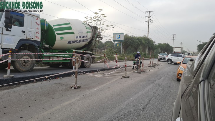 Hàng nghìn phương tiện đi ngược chiều trên cao tốc Cao Bồ - Mai Sơn trước ngày thông xe - Ảnh 1.