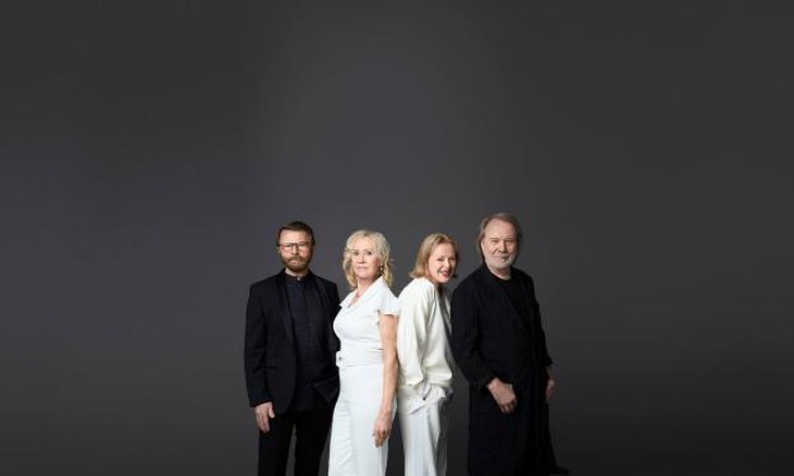 photo-1643010490192