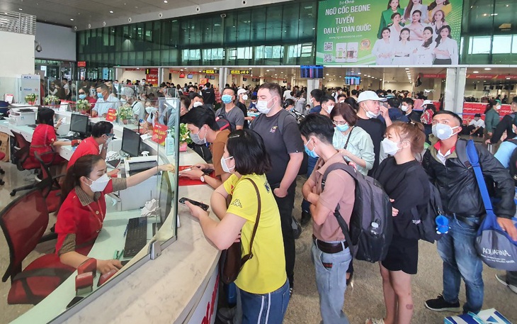 Không để phát sinh, vướng mắc gây ùn tắc hành khách tại sân bay ngày Tết