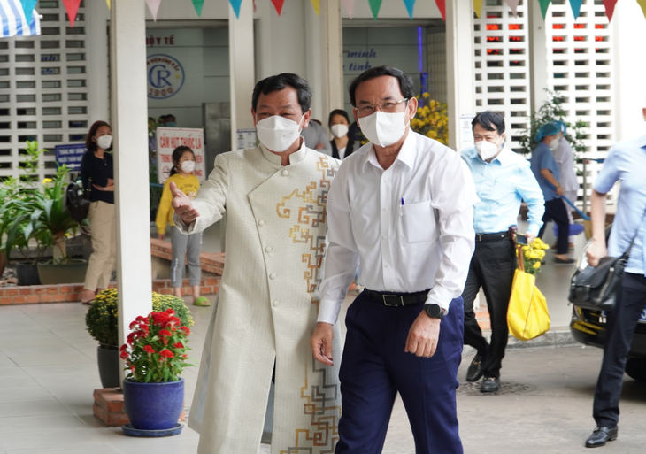 Rộn ràng đường hoa xuân trong Bệnh viện Chợ Rẫy, ấm lòng người bệnh - Ảnh 1.